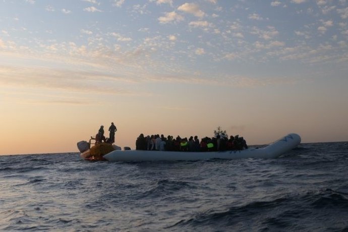 Una embarcación del buque 'Ocean Viking' rescata a una lancha neumática con migrantes y refugiados a bordo en el mar Mediterráneo