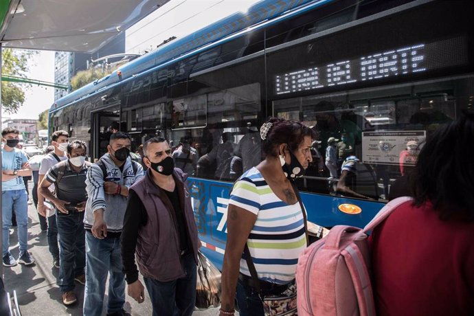 Un grupo de personas espera su turno para tomar el autobús en Ciudad de México.