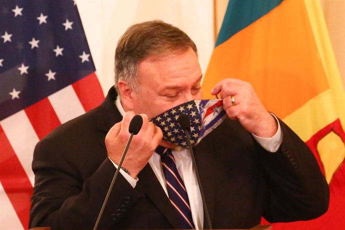 28 October 2020, Sri Lanka, Colombo: US Secretary of State Mike Pompeo adjusts his facemask during a press conference with Sri Lankan Foreign Minister Dinesh Gunawardena (Not Pictured) following their meeting at the Ministry of Foreign Relations. Photo:
