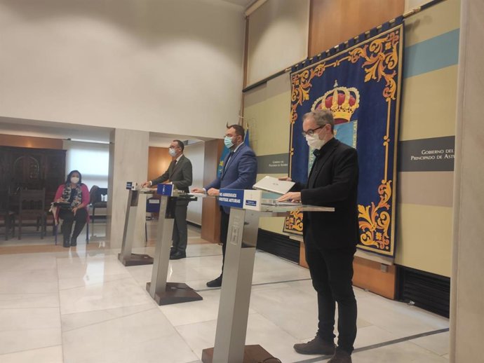 Adrián Barbón, en el centro