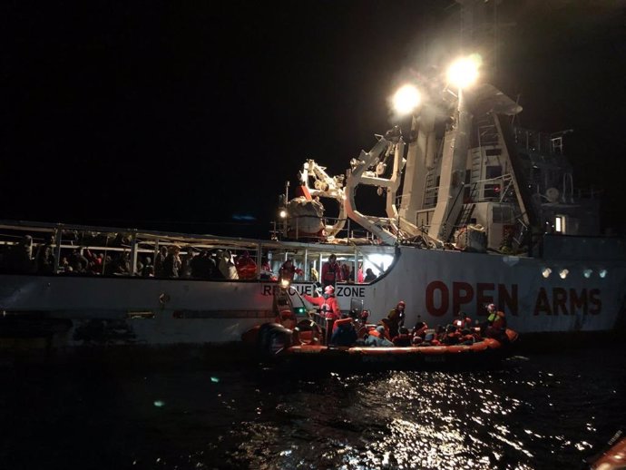 El barco de la ONG Open Arms recata a unos inmigrantes en el Mediterráneo