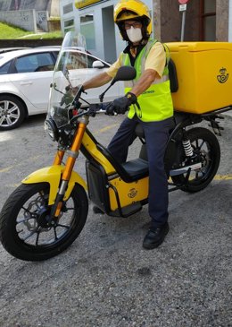 Cartero de Correos en moto.