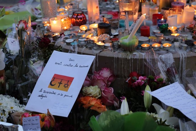 Memorial a las víctimas del ataque contra la basílica de Notre Dame en Niza