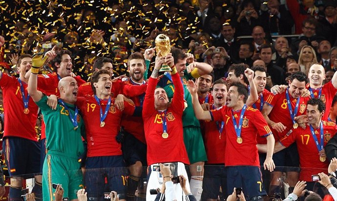 La selección española de fútbol con su título de campeona del mundo