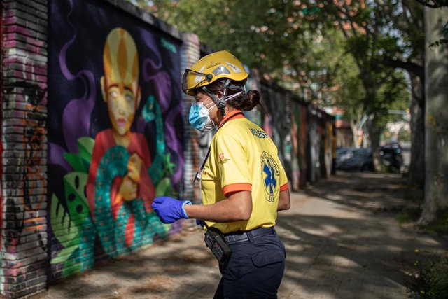 Una técnico del Sistema de Emergencias Médicas (SEM) de la Generalitat de Cataluña durante un servicio y limpieza de EPIs, en Barcelona/Catalunya (España) a 19 de abril de 2020.
