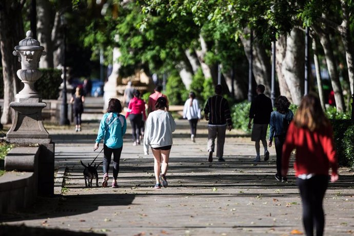 Transeúntes caminando y haciendo deporte por la calle del Prado de la capital.