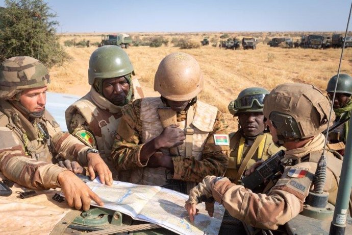 Militares de Francia coordinándose con efectivos africanos en el marco de la Operación Barkhane
