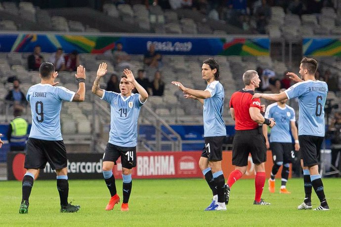 Luis Suárez celebra un gol con sus compañeros en el Uruguay-Ecuador de la Copa América