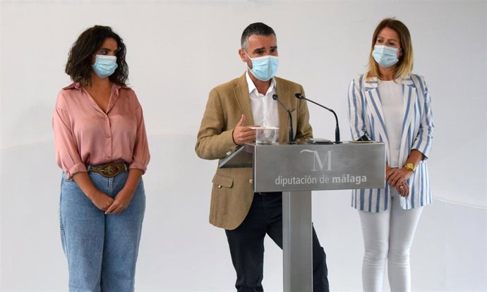 El portavoz del PSOE en la Diputación de Málaga, José Bernal, en rueda de prensa junto a las diputadas Toñi García y Desireé Cortés