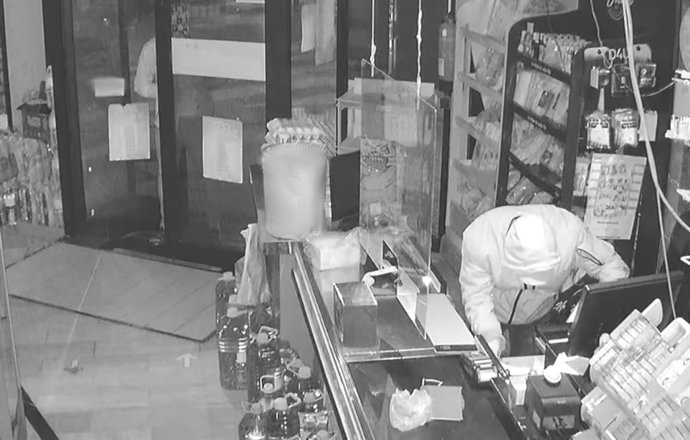 Imagen de un momento del robo con fuerza en un establecimiento de Palma.