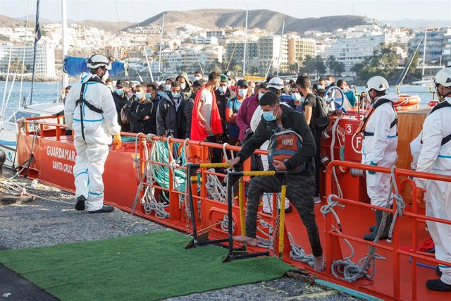 Imagen de archivo de trabajadores de Cruz Roja ayudando en el muelle de Arguineguín a trasladar a migrantes que han sido interceptados en aguas canarias