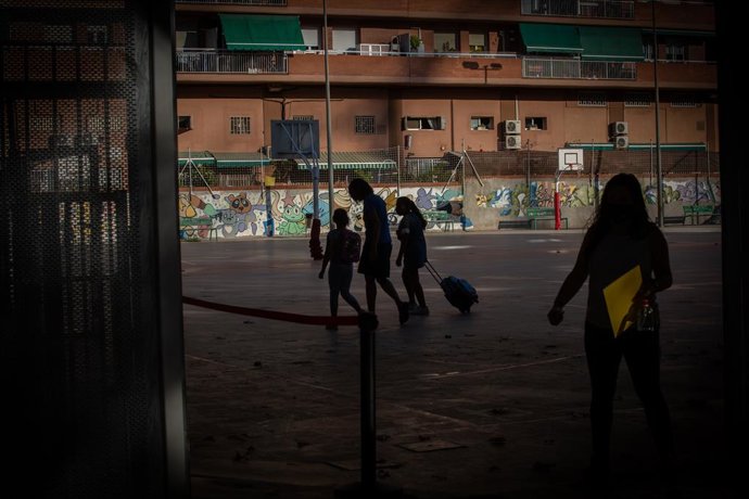 Pares i alumnes al pati d'un collegi durant el primer dia del curs escolar 2020-2021, a Barcelona, Catalunya (Espanya), 14 de setembre del 2020.
