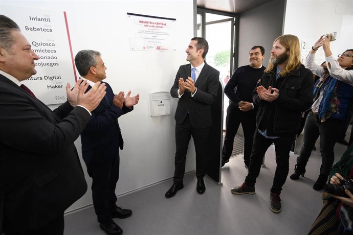 El alcalde de Almería inaugura la biblioteca central 'José María Artero'