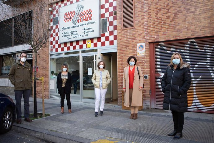 La directora gerente del SNE, Miriam Martón, en primer término,  y la consejera M Carmen Maeztu, a su lado, junto a responsables de Xilema en la entrada de la EIS 'Mamá nos da de comer'