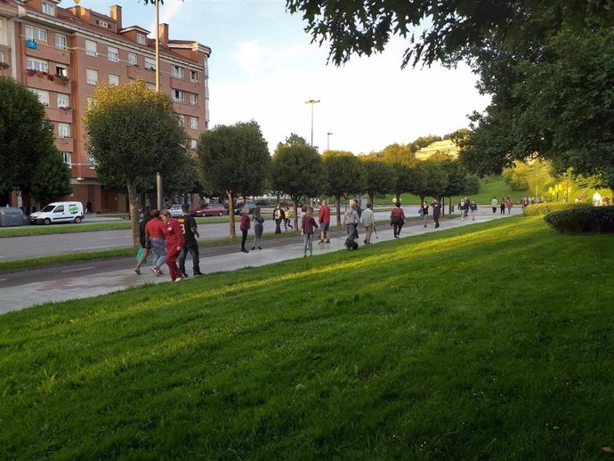 Gente paseando y haciendo deporte por el entorno del parque de los Pericones