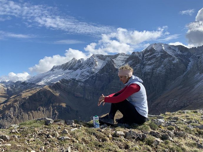 La deportista, profesora de snowboard y responsable de una casa rural en Biescas, Ana Salvador, rodeada de montañas.