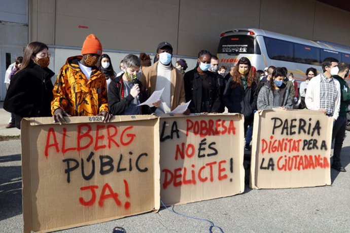 Pla obert d'alguns dels concentrats amb pancartes fetes amb cartrons, davant el pavelló 4 de Fira de Lleida. Imatge del 14 de novembre de 2020. (Horitzontal)