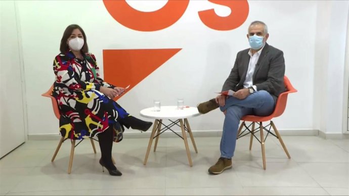 El líder de Cs en Catalunya, Carlos Carrizosa, y la presidenta de Cs en el Ayuntamiento de Barcelona, Luz Guilarte, durante un acto telemático del partido.