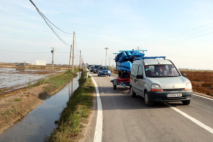 Pla general dels vehicles que han fet una marxa lenta per denunciar la precarietat i la perillositat de la carretera entre Poble Nou del Delta i Sant Carles de la Rpita. Imatge del 14 de novembre del 2020 (Horitzontal).