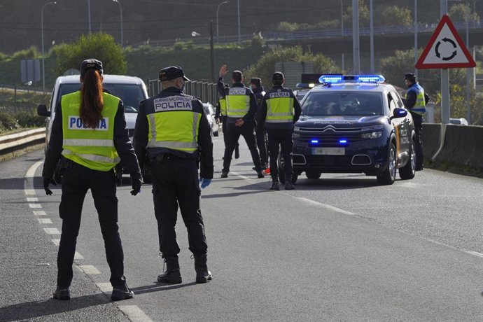 Varios agentes de Policía Nacional durante un control de movilidad en la parroquia de O Castiñeiriño (Santiago de Compostela), en la entrada y salida Santiago hacia Ourense, Galicia (España), a 3 de noviembre de 2020. La Xunta ordenó el viernes 30 de oc
