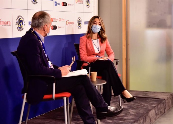 El subdirector de 'La Vanguardia', Manel Pérez, entrevista a la secretaria de Estado de Comercio, Xiana Méndez, en el XXV Encuentro de Economía de S'Agaró (Girona) en Barcelona