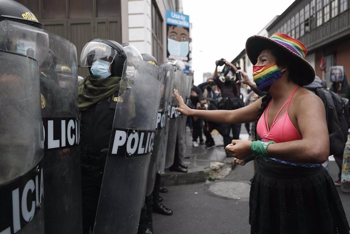 Una protestante se enfrenta a la Policía en una de las manifestaciones contra la destitución de Vizcarra. 