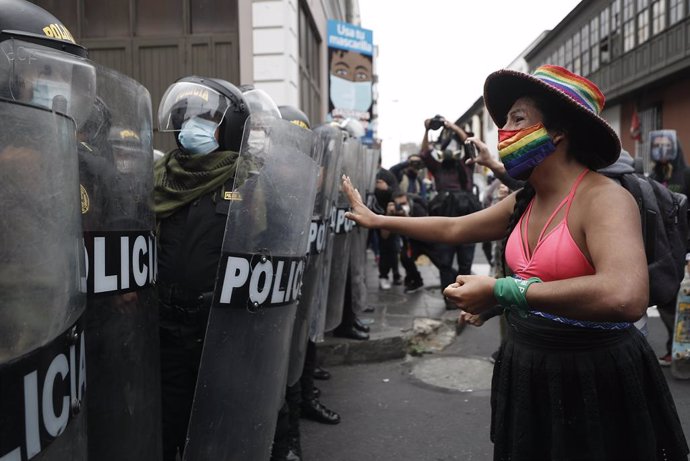 10 November 2020, Peru, Lima: Gahela Tseneg Cari Contreras, former candidate for the Congress of the Republic and transwoman, faces the riot police officers during a protest against the removal of President Martin Vizcarra. Photo: Alex Rosemberg/dpa