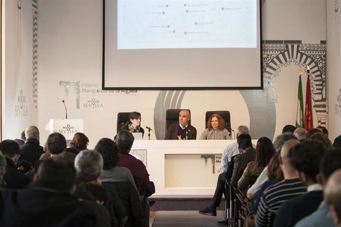 El concejal de Hábitat Urbano, Turismo y Cultura, Antonio Muñoz, y la delegada del distrito Este-Alcosa-Torreblanca, Adela Castaño, en rueda de prensa.
