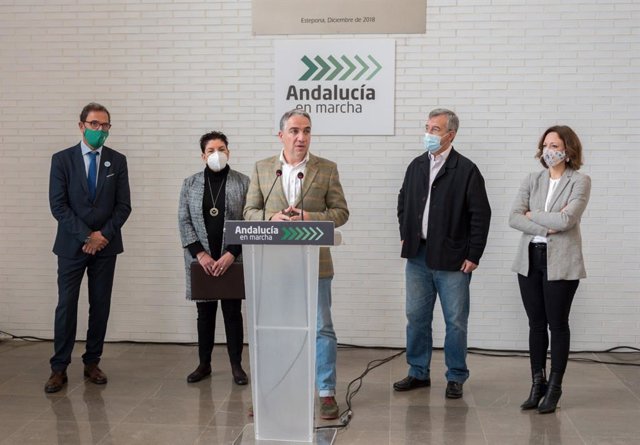 Elías Bendodo, consejero de la Presidencia, Administración Pública e Interior de la Junta de Andalucía, en rueda de prensa en el Hospital de Alta Resolución de Estepona