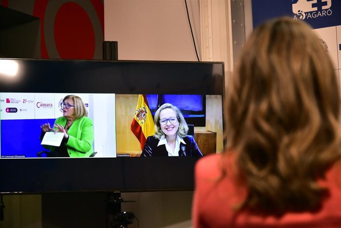 La vicepresidenta y ministra de Asuntos Económicos, Nadia Calviño (d), interviene por videoconferencia para clausurar el XXV Encuentro de Economía, en SAgaró, en Girona, Catalunya, (España), a 14 de noviembre de 2020. 