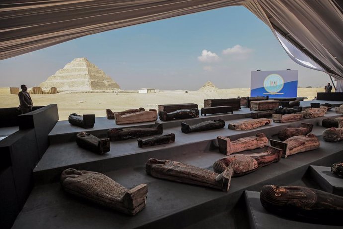 14 November 2020, Egypt, Giza: Ancient sarcophagi are displayed during a press conference at Saqqara. Egyptian antiquities officials announced the discovery of at least 100 ancient coffins, some with mummies inside. Photo: Fadel Dawood/dpa