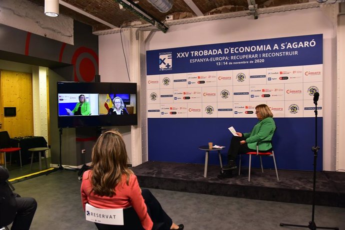La vicepresidenta y ministra de Asuntos Económicos, Nadia Calviño (d), interviene por videoconferencia para clausurar el XXV Encuentro de Economía, en SAgaró, en Girona, Catalunya, (España), a 14 de noviembre de 2020. 