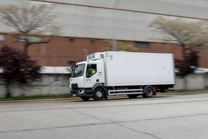 Un camió circula per la carretera.
