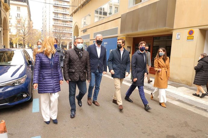 El líder del PP, Pablo Casado (3i), a su llegada acompañado al acto de clausura del 17 Congreso Provincial del PP de Zaragoza,