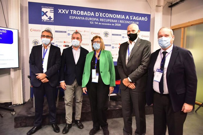 (2I-D) El primer teniente del Ayuntamiento de Barcelona, Jaume Collboni; el ceo de la MWCapital, Carlos Grau; y el nuevo presidente de HISPASAT, Jordi Hereu; posan acompañados en el XXV Encuentro de Economía, de SAgaró.