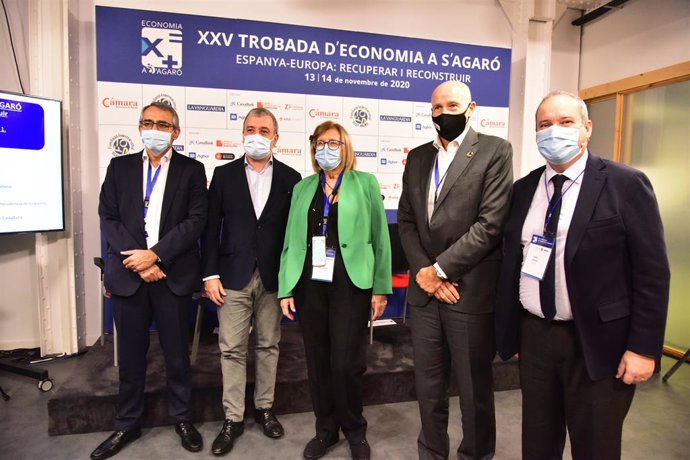 (2I-D) El primer tinent de l'Ajuntament de Barcelona, Jaume Collboni; el ceo de la MWCapital, Carlos Grau; i el nou president d'HISPASAT, Jordi Hereu; posen acompanyats en el XXV Trobada d'Economia, de S?Agaró.