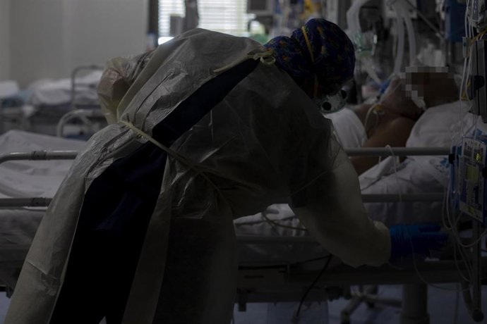 Una trabajadora de la limpieza durante su jornada laboral en la Unidad de Cuidados Intensivos (UCI) dedicada a enfermos de coronavirus del Hospital Universitario Ramón y Cajal, en Madrid (España), a 8 de octubre de 2020. Durante esta segunda oleada de l