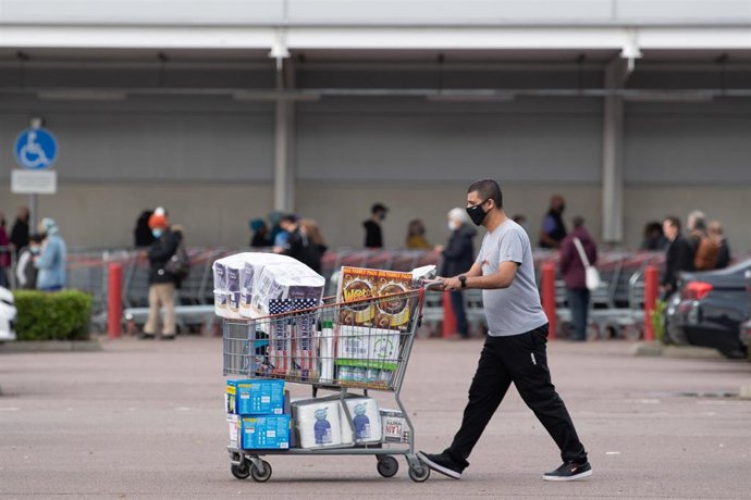 Un hombre hace la compra en Leicéster, Reino Unido, durante la pandemia de coronavirus. 