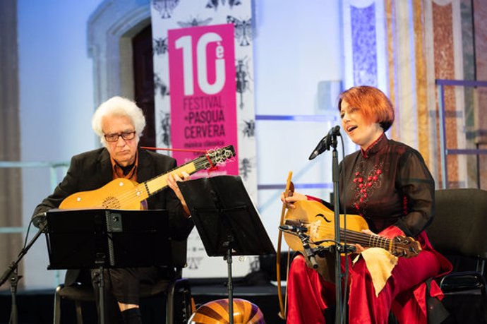 Pla mig de Maria Altadill i Felipe Sánchez durant el concert d''El manuscrit de Cervera' que ha inaugurat la desena edició del Festival de Pasqua. Imatge del 14 de novembre de 2020. (Horitzontal)
