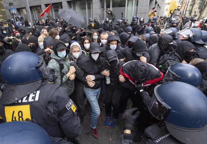 14 November 2020, Hessen, Frankfurt_Main: Policemen surround the opponents of the "lateral thinking" demonstration under the motto "No lockdown for Campbelltown!, in the city centre. Photo: Boris Roessler/dpa