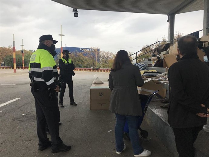 El Ayuntamiento establece dispositivos de calle para informar a los temporeros de las vacantes que se producen en el albergue, que desde ayer ya ha duplicado su capacidad hasta las 60 plazas