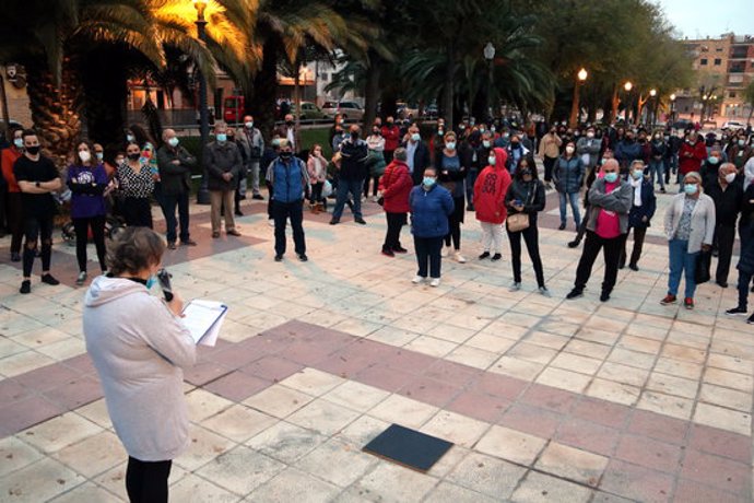 Pla general de la presidenta de l'Associació de vens del barri de Bonavista d'esquenes, Loli Gutiérrez, llegint el manifest i dels concentrats en la protesta per reclamar més seguretat al venat. Imatge del 14 de novembre del 2020 (Horitzontal).