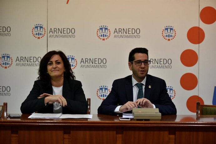 La presidenta del Gobierno, Concha Andreu, comparece junto al alcalde de Arnedo, Javier García