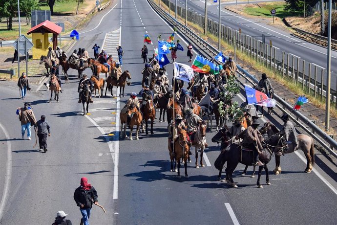 A dos años de la muerte del comunero mapuche Camilo Catrillanca, asesinado por carabineros, comunidades de La Araucanía, en Chile, se reúnen en una cabalgata desde Temucuicui hacia el centro de Ercilla para pedir justicia.