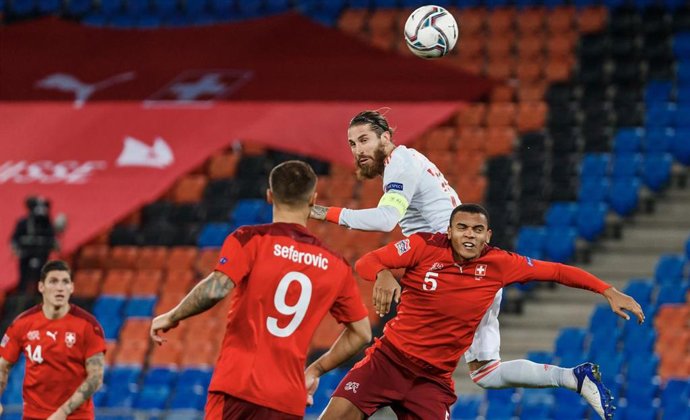 Sergio Ramos remate ante varios rivales de Suiza