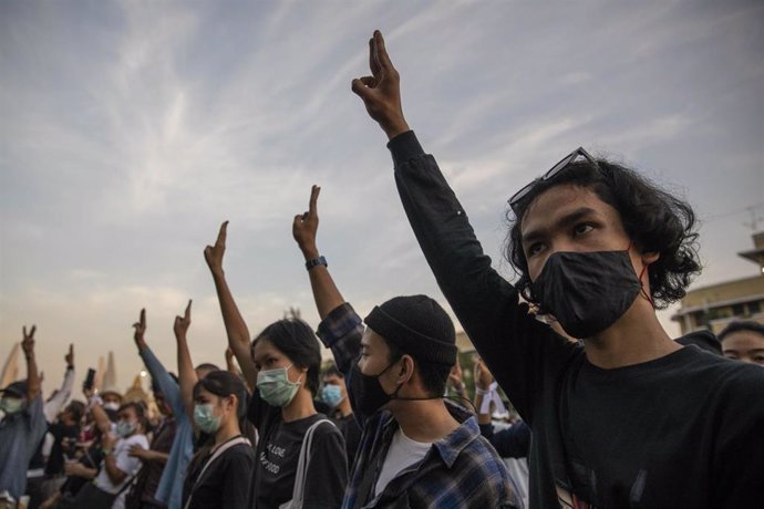 Manifestantes pro democracia realizan el saludo con tres dedos que revindica la libertad en Tailandia