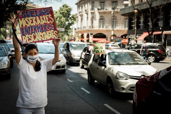 Trabajadores sanitarios  protestan en Buenos Aires.