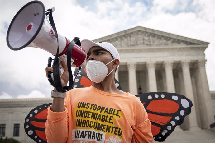 Un joven se manifiesta frente al Tribunal Supremo contra la limitación de DACA