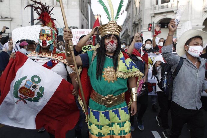 12 November 2020, Peru, Lima: Demonstrators take part in a protest against the removal of President Martin Vizcarra. The Peruvian parliament removed Vizcarra from office on 9 November by a clear majority. Photo: Alex Rosemberg/dpa