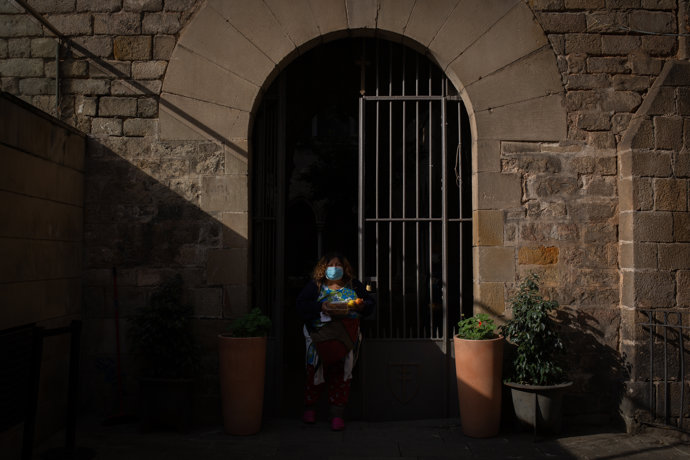 Una persona en la zona del Hospital de campaña instalado en la parroquia de Santa Anna